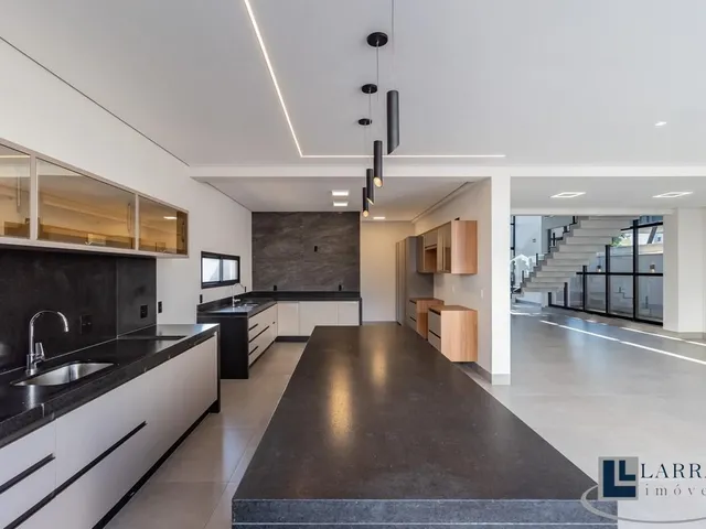 Imagem: A casa possui 4 Dormitórios, 4 Suítes, 6 Banheiros, 4
