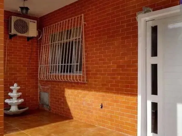 Imagem: A casa possui 4 Dormitórios, 2 Banheiros, 3 Vagas na