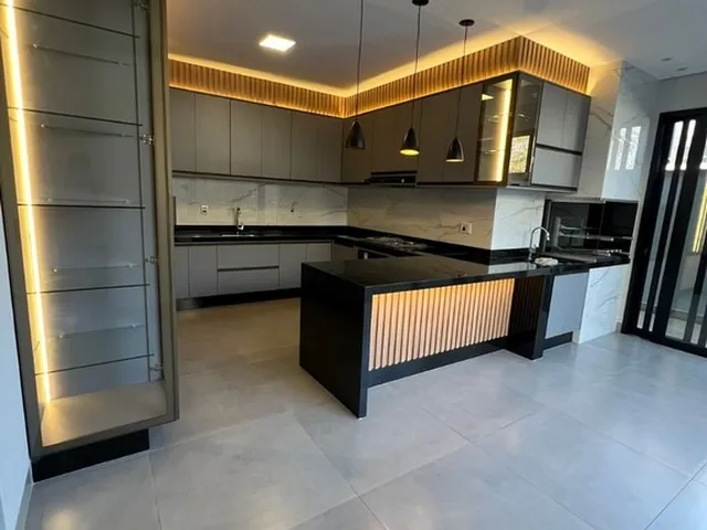 Imagem: A casa possui 3 Dormitórios, 3 Suítes, 5 Banheiros, 4