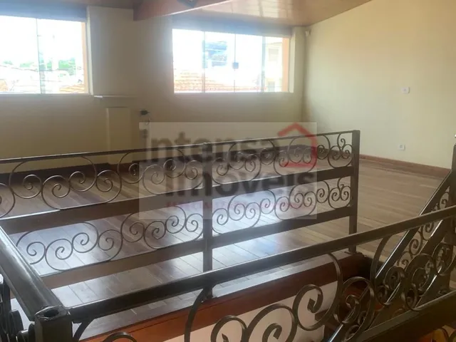 Imagem: A casa possui 5 Dormitórios, 4 Banheiros, 1 Vaga na