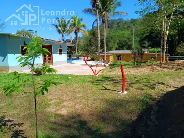 Imagem: A fazenda possui 2 Dormitórios, 1 Suíte, 2 Banheiros, 4