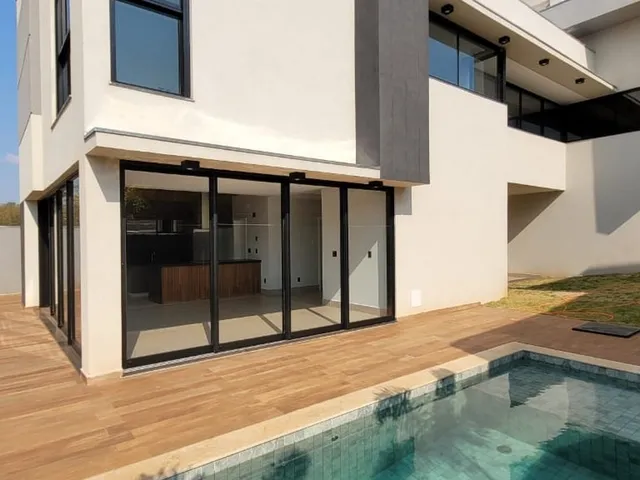 Imagem: A casa possui 3 Dormitórios, 3 Suítes, 5 Banheiros,