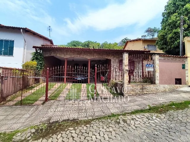 Imagem: A casa possui 5 Dormitórios, 1 Suíte, 3 Banheiros, 4