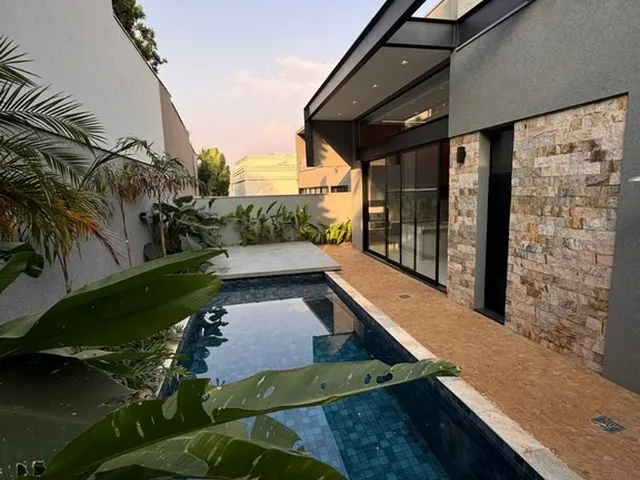 Imagem: A casa possui 3 Dormitórios, 3 Suítes, 5 Banheiros,