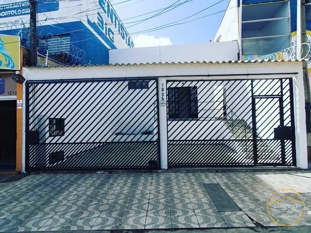 Imagem: A casa possui 8 Dormitórios, 3 Banheiros, 3 Vagas na