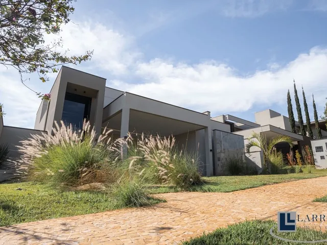 Imagem: A casa possui 3 Dormitórios, 3 Suítes, 5 Banheiros,