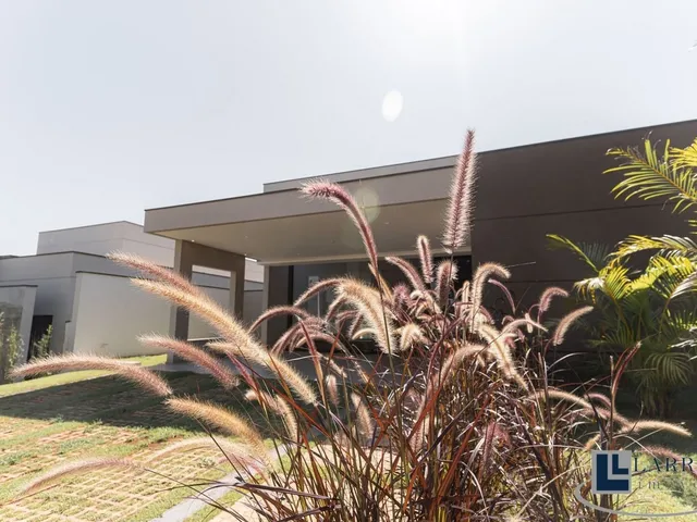 Imagem: A casa possui 3 Dormitórios, 3 Suítes, 5 Banheiros,