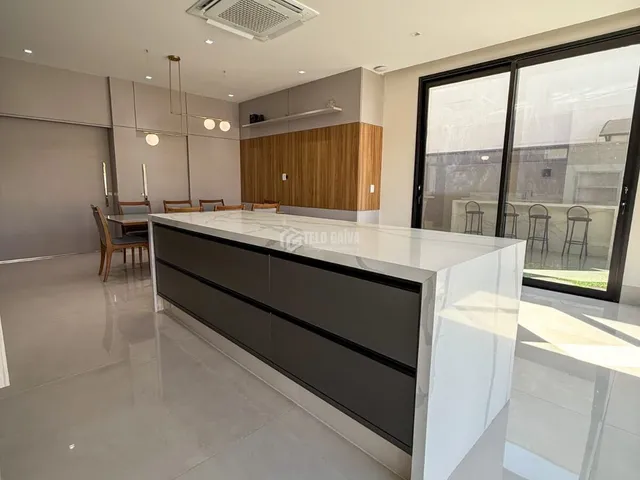 Imagem: A casa possui 4 Dormitórios, 4 Suítes, 6 Banheiros, 2