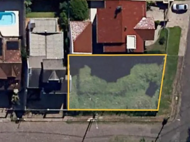 Imagem: Terreno de esquina, com leve aclive nos