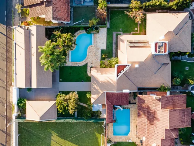 Imagem 5: A casa possui 5 dormitórios, sendo 4 suítes