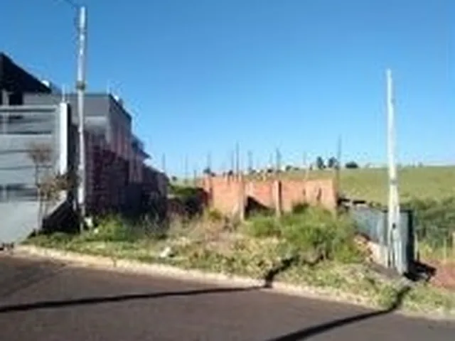 Imagem: O terreno possui 3 Dormitórios, 3 Banheiros, 2 Vagas na