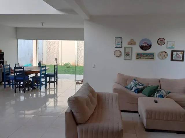 Imagem: Casa Duplex com 5 Quartos à Venda no Bairro