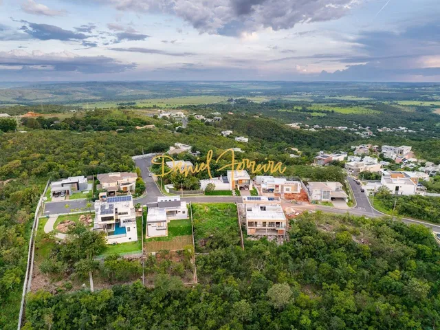 Imagem: Lote murado e terraplanado com 1.027 m²