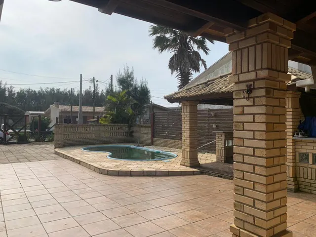 Imagem 1: Linda Casa de Alvenaria com Piscina e Quiosque em Tramandaí - Imperdível!