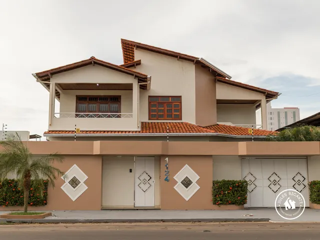 Imagem: A casa possui 4 Dormitórios, 2 Vagas na garagem e está