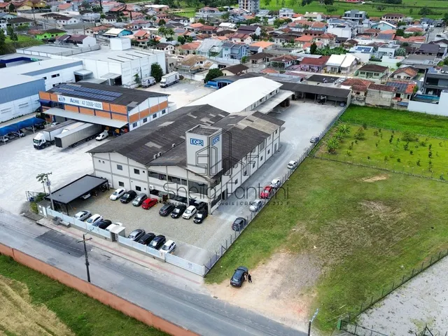 Imagem: Galpão as margens da Rodovia Antônio Heill