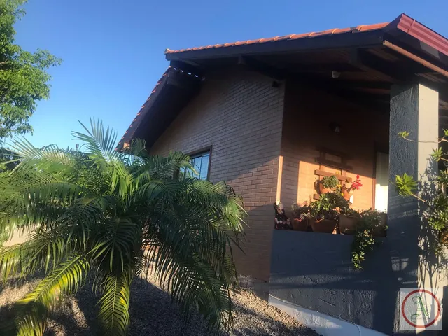 Imagem: A casa possui 4 Dormitórios, 2 Suítes, 5 Banheiros, 2