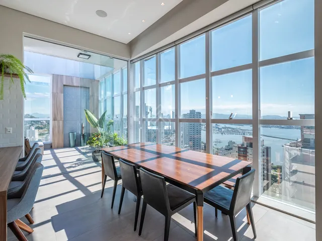 Imagem: O apartamento possui 6 Dormitórios, 3 Suítes, 3