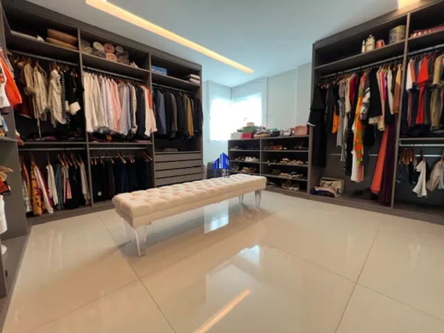 Imagem 2: CASA À VENDA ALPHAVILLE II SALVADOR R$ 4.990.000,00 DECORADA, 4 SUÍTES, 3 CLOSETS