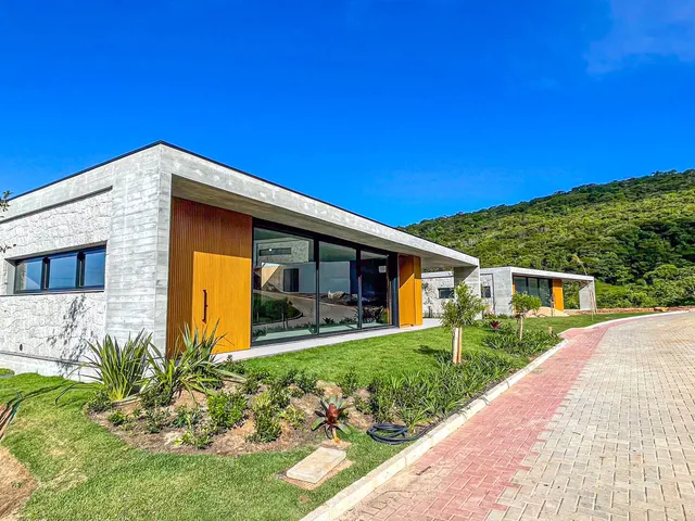 Imagem: A casa possui 4 Dormitórios, 4 Suítes, 4 Banheiros, 2