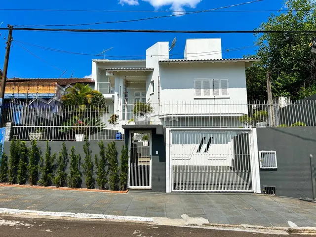 Imagem 2: Excelente Casa com 3 Dormitórios, sendo 2 suítes, pátio com Piscina e Garagem para 2