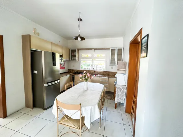 Imagem 7: Excelente Casa com 3 Dormitórios, sendo 2 suítes, pátio com Piscina e Garagem para 2