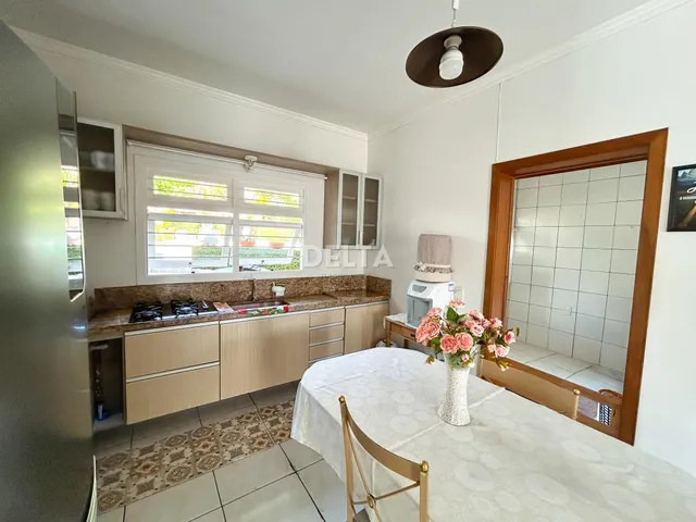 Imagem 8: Excelente Casa com 3 Dormitórios, sendo 2 suítes, pátio com Piscina e Garagem para 2