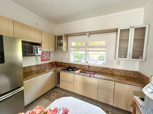 Imagem 10: Excelente Casa com 3 Dormitórios, sendo 2 suítes, pátio com Piscina e Garagem para 2