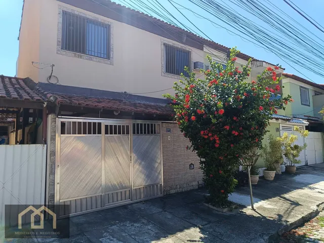 Imagem: A casa possui 3 Dormitórios, 2 Banheiros, 2 Vagas na