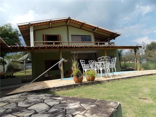 Imagem: A casa possui 3 Dormitórios, 3 Suítes, 1 Banheiro, 13