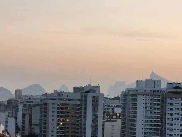 Imagem: A casa possui 4 Dormitórios, 2 Suítes, 5 Banheiros, 3