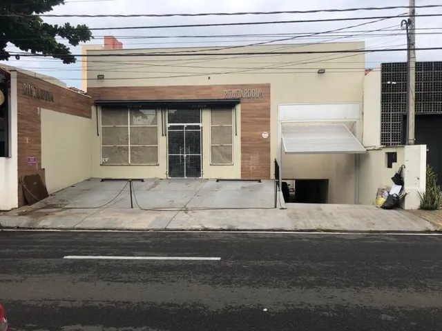 Imagem: O estacionamento possui 2 Banheiros, 10 Vagas na garagem,