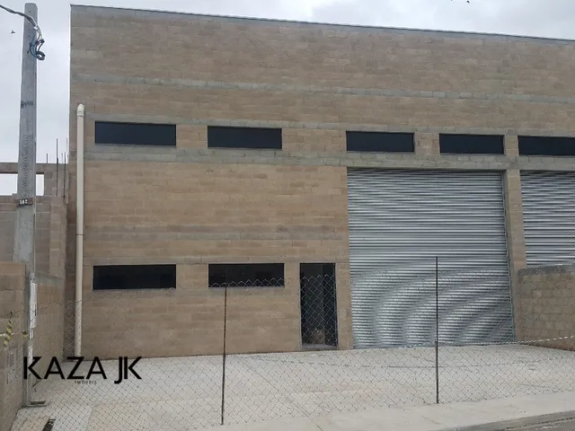 Imagem: O depósito possui 2 Banheiros, 4 Vagas na garagem, 390m²