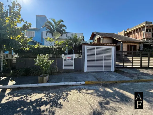 Imagem: A casa possui 3 Dormitórios, 1 Suíte, 2 Banheiros, 1 Vaga