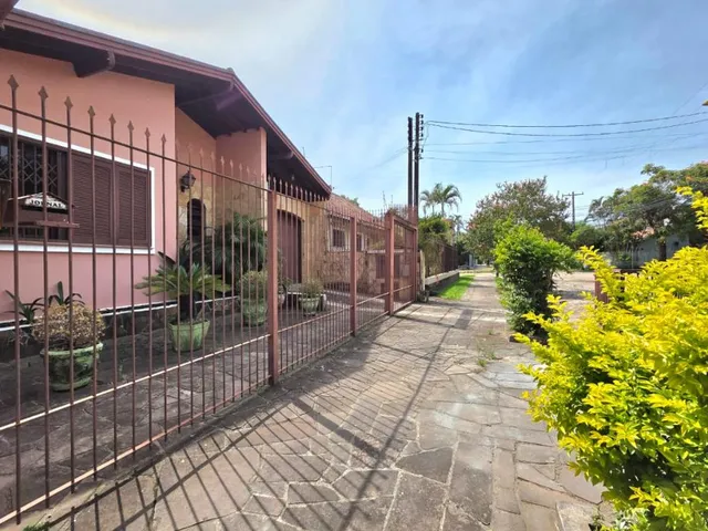 Imagem 1: Casa plana, com possiblidade para 3 dormitórios, vaga para 3 carros, com salão de