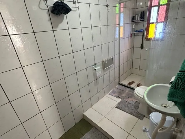 Imagem 2: Casa à Venda em Guarapari-ES: Residência Espaçosa no Bairro Perocão com 3 Quartos, 2