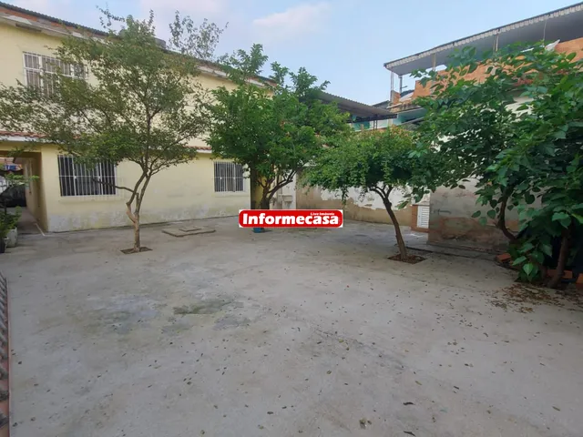 Imagem: A casa possui 4 Dormitórios, 3 Banheiros, 2 Vagas na