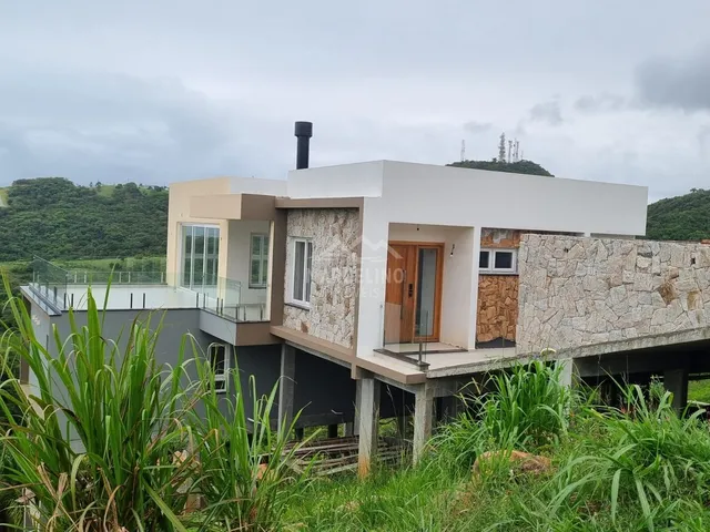 Imagem: A casa possui 3 Dormitórios, 3 Suítes, 4 Banheiros, 2