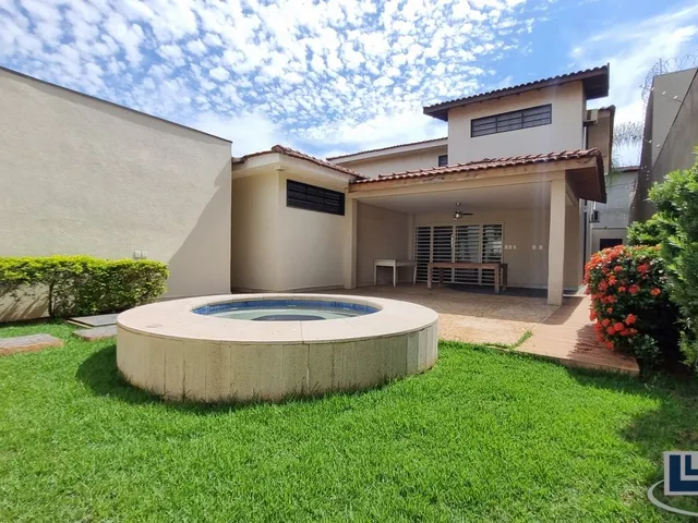 Imagem: A casa possui 3 Dormitórios, 2 Suítes, 5 Banheiros, 4