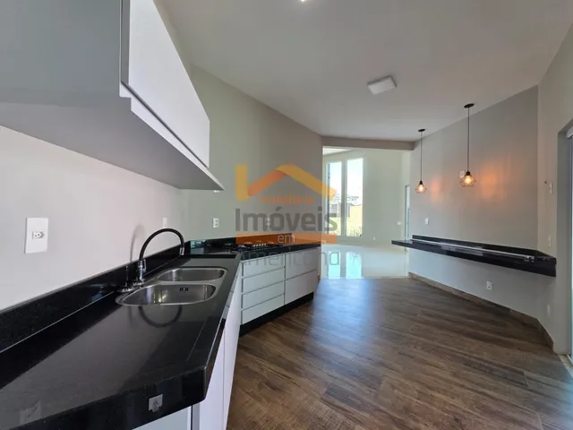 Imagem 9: Casa de Luxo em Condomínio: 3 Quartos, 3 Suítes, 2 Salas, 4 Banheiros, 4 Vagas Na