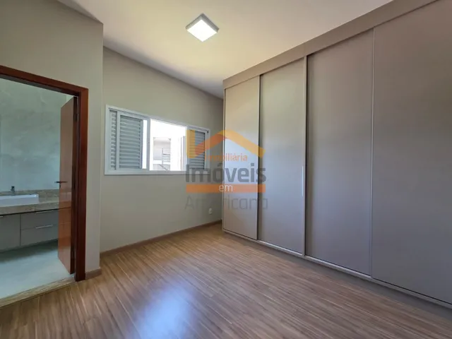 Imagem 13: Casa de Luxo em Condomínio: 3 Quartos, 3 Suítes, 2 Salas, 4 Banheiros, 4 Vagas Na