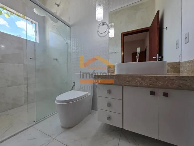 Imagem 2: Casa de Luxo em Condomínio: 3 Quartos, 3 Suítes, 2 Salas, 4 Banheiros, 4 Vagas Na