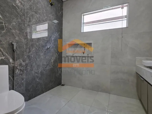 Imagem 14: Casa de Luxo em Condomínio: 3 Quartos, 3 Suítes, 2 Salas, 4 Banheiros, 4 Vagas Na