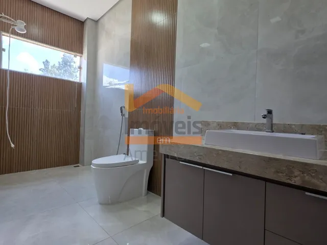 Imagem 6: Casa de Luxo em Condomínio: 3 Quartos, 3 Suítes, 2 Salas, 4 Banheiros, 4 Vagas Na
