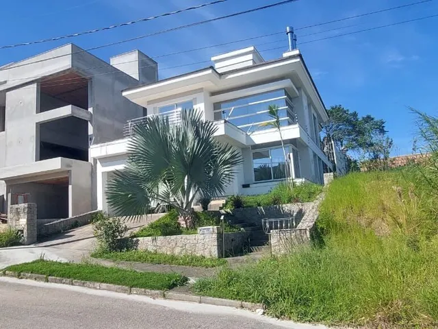 Imagem: A casa possui 4 Dormitórios, 1 Suíte, 3 Banheiros,