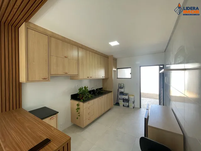 Imagem: A casa possui 3 Dormitórios, 1 Suíte, 2 Banheiros, 2 Vagas