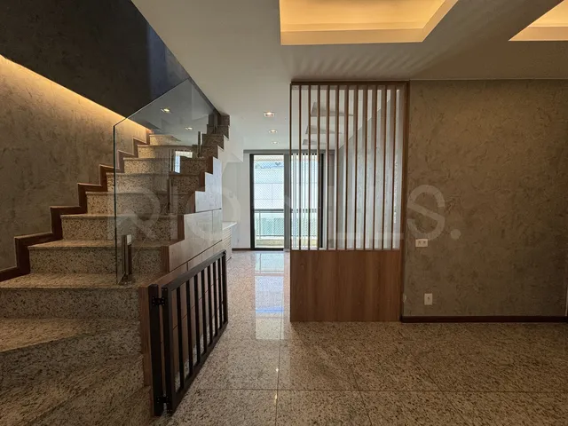 Imagem: A casa possui 3 Dormitórios, 2 Suítes, 5 Banheiros, 2