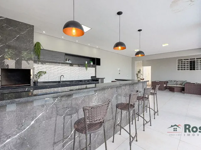 Imagem: Casa ampla com piscina e energia solar