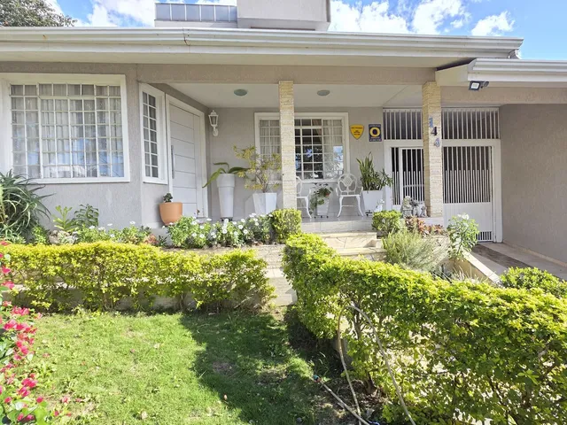 Imagem 1: Residência Ampla e Versátil – Ideal para Moradia ou Comércio no Bairro Bacacheri