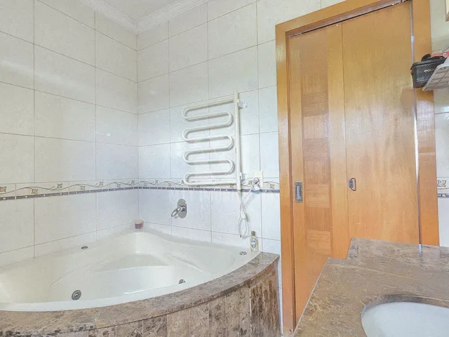Imagem 7: Residência Ampla e Versátil – Ideal para Moradia ou Comércio no Bairro Bacacheri